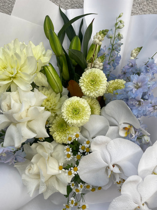 WHITE / BLUE BOUQUET