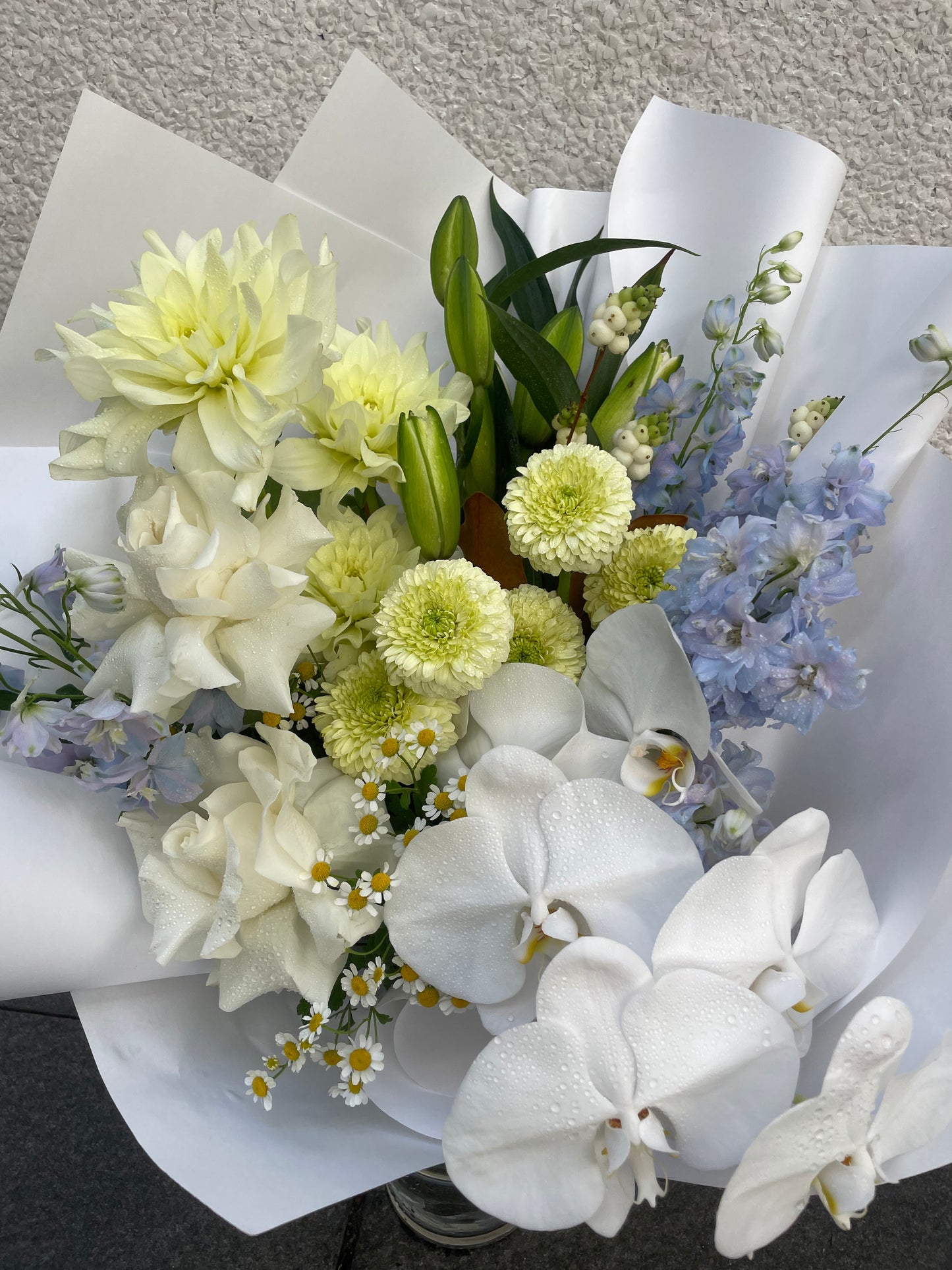 WHITE / BLUE BOUQUET