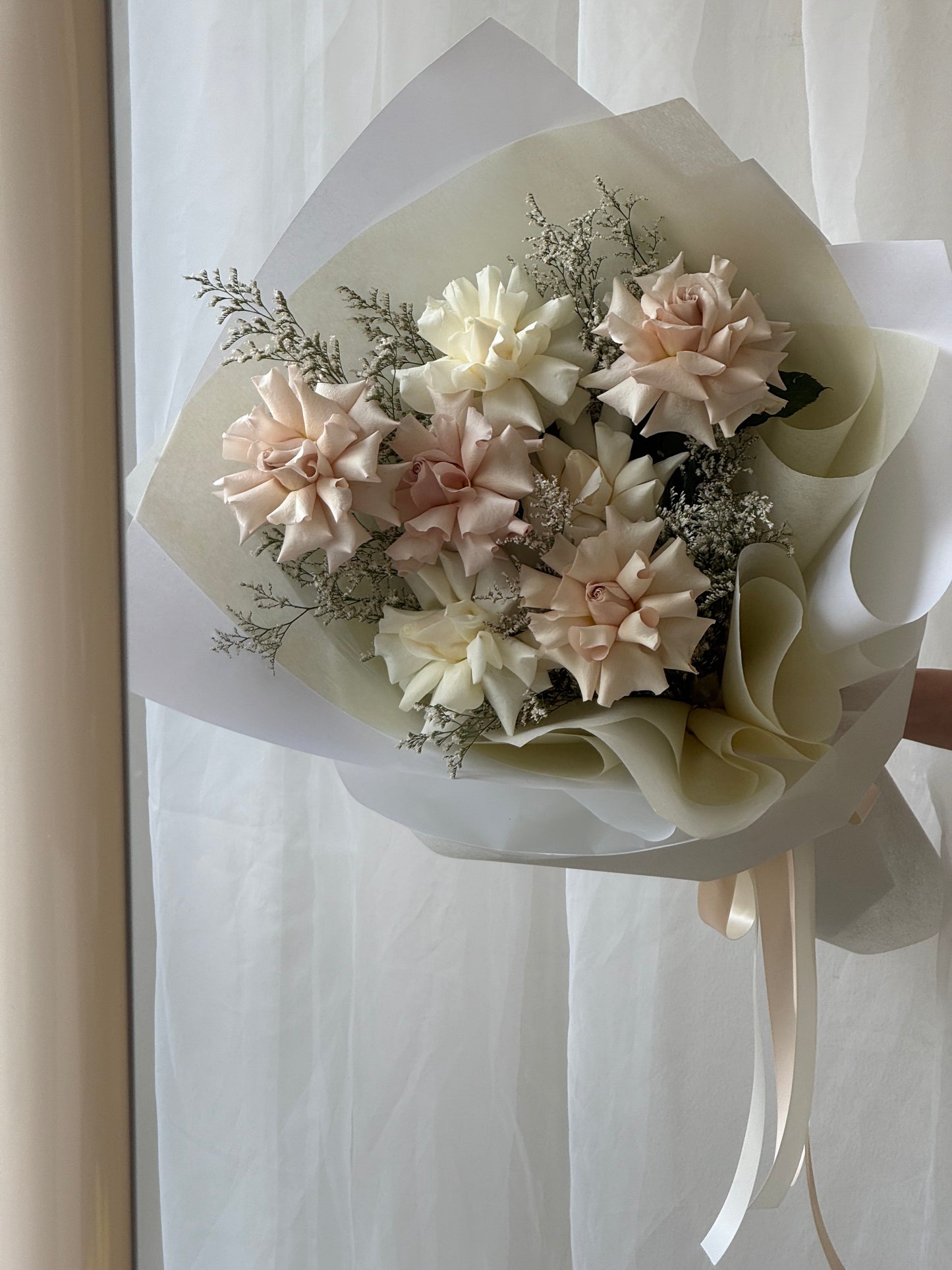 SAND PINK / WHITE ROSE BOUQUET